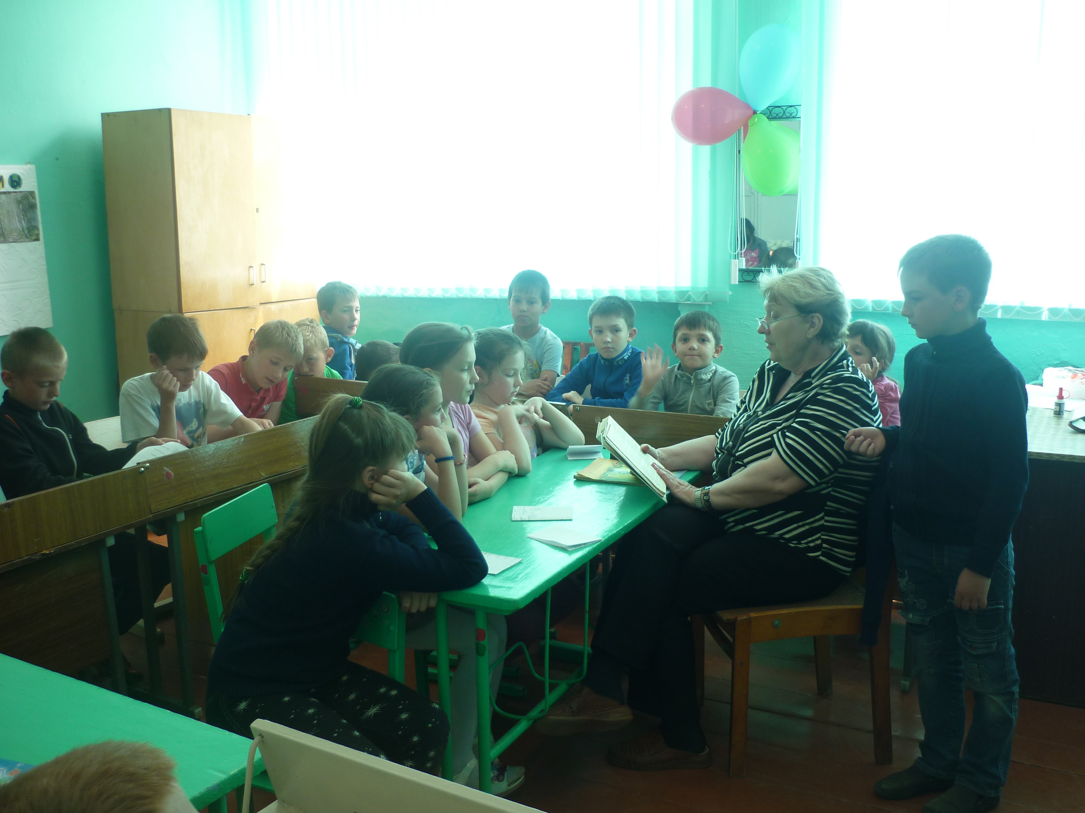 После игр немного отдохнули. Воспитатель Т.Н.Каштанова прочитала детям интересные сказки.